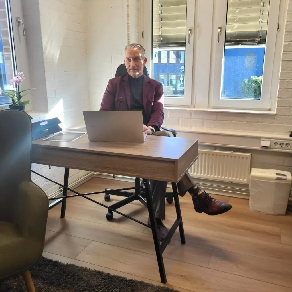 Bildet viser Jørn Eivik ved skrivepult